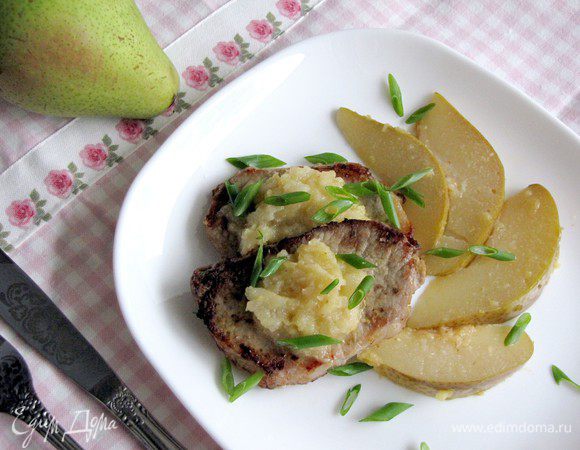 Достаньте мясо из духовки, выложите на блюдо. На мясо выложите грушево-имбирный соус. Украсьте дольками груши. Сверху посыпьте зеленым луком. Приятного аппетита!