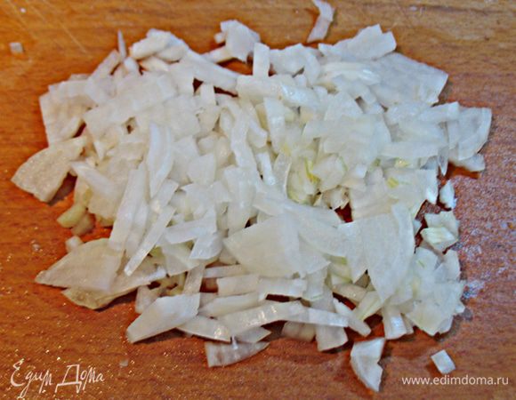 Ставим сковородку разогреваться.  Чистим и режем лук мелкими кубиками.   Обжариваем лук на растительном масле до мягкости. 