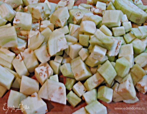 Баклажан чистим и режем мелкими кубиками. 