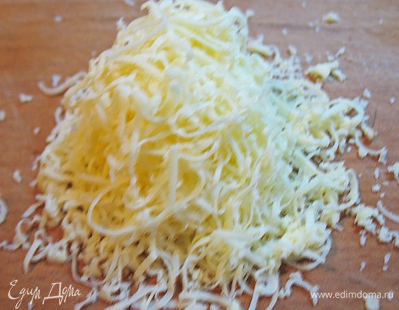 Пока баклажаны тушатся. Мелко трем сыр.. 