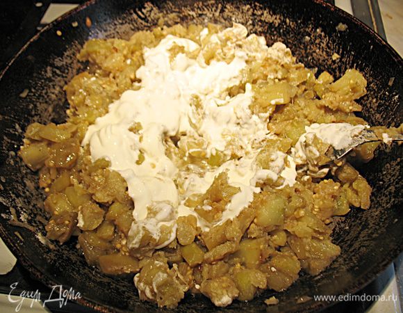 Сразу добавляем сметану, перемешиваем и если понадобиться можно добавить немного воды. Добавляем мускатный орех, солим и перчим по вкусу. Немного еще потушить. Все баклажаны под грибы готовы. Можно уже подавать к столу. 