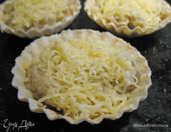 Раскладываем баклажаны под грибы по тарталеткам, сверху посыпаем сыром и отправляем в духовку на 2-3 минуты пока сыр не расплавиться. 