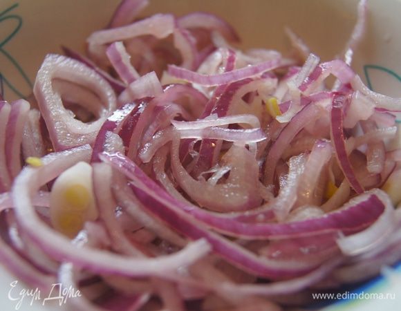 Для начала приготовим маринованный лук. Порезать не тонкими полукольцами луковицу, сложить в миску, добавить винный уксус, соль, сахар. Помять хорошенько руками и оставить в сторону до подачи. Занимает 2-3 минуты.