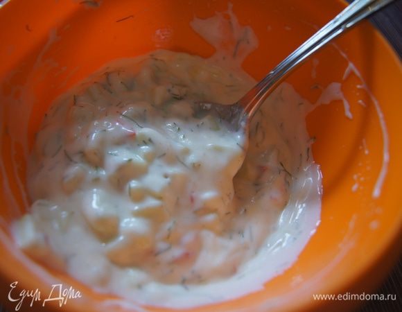 Соус дзадзики тоже нужно приготовить заранее. Для этого в миске смешать йогурт или сметану с очищенным и мелко нарезанным огурцом, солью, маслом, измельченным перчиком чили (без семян) и  укропом. Тщательно перемешать и поставить в холодильник до подачи.