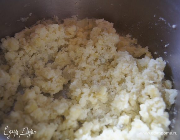 Очистить картофель, разрезать на 4 части (чтобы быстрее сварился) и опустить вместе с лавровым листом в кипящую воду. Варить 10 минут. Затем лавр вынуть, картофель размять толкушкой в пюре, без добавления жидкости. Духовку включить на 250 С.