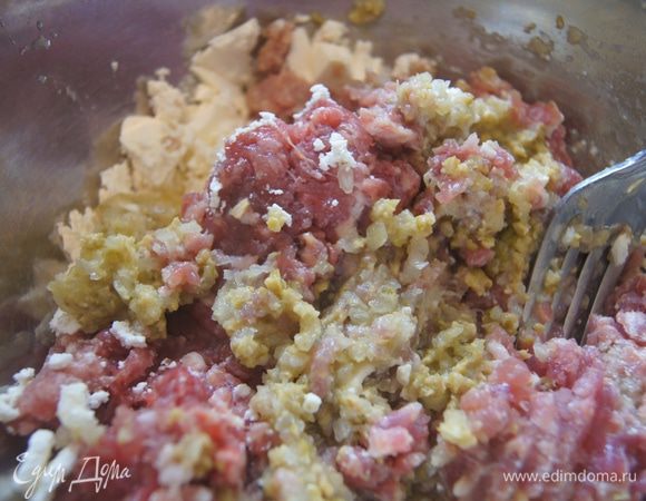 Пока варится картофель, пропустить через мясорубку с мелкой решеткой лук, чеснок, маслины, добавить к фаршу вместе с брынзой. Соль и черный молотый перец добавить по вкусу.