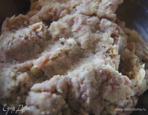 Фарш хорошо вымешать (лучше руками), отбить несколько раз об чашку (чтобы кебабы лучше держали форму). Добавить картофельное пюре и еще раз хорошо вымешать. Получится довольно плотная масса.