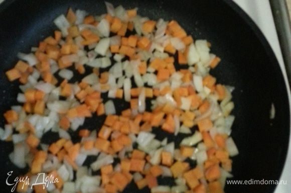 Пассируем лук и морковь.