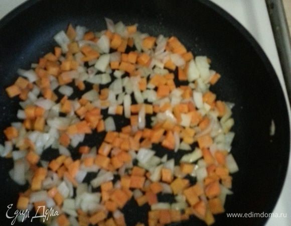 Пассируем лук и морковь.