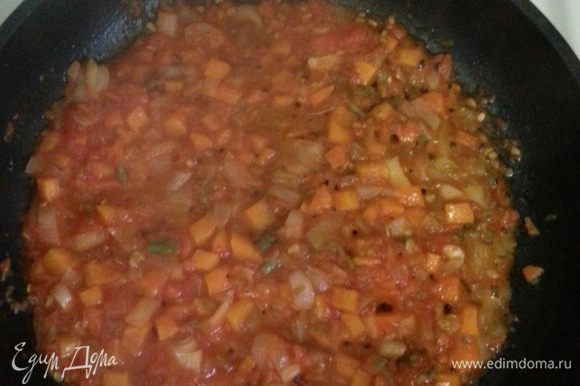 Добавляем измельченную помидорку или томатную пасту, тушим 5 минут и добавляем измельченный чеснок.