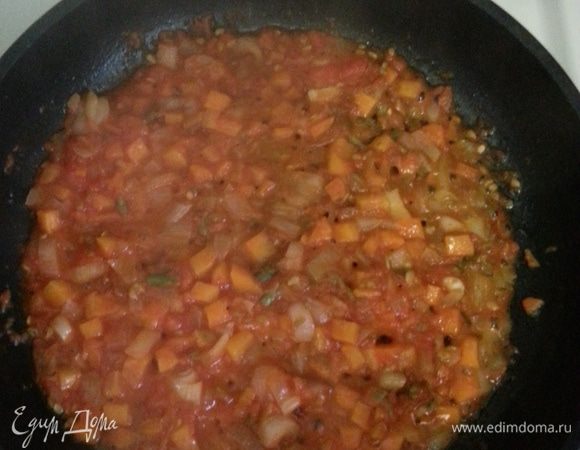 Добавляем измельченную помидорку или томатную пасту, тушим 5 минут и добавляем измельченный чеснок.