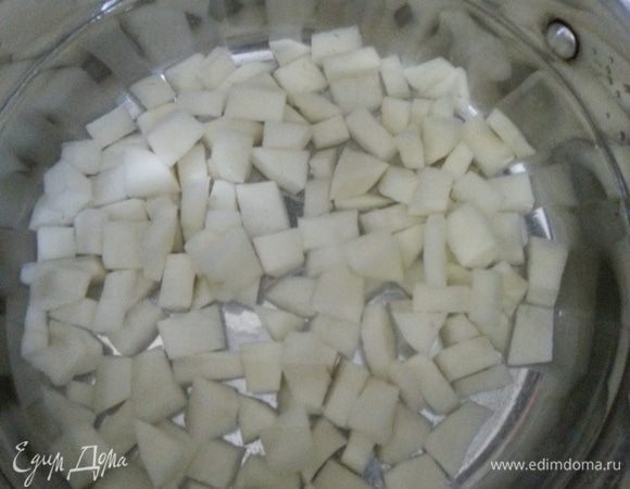 Ставим варить нарезанный картофель.