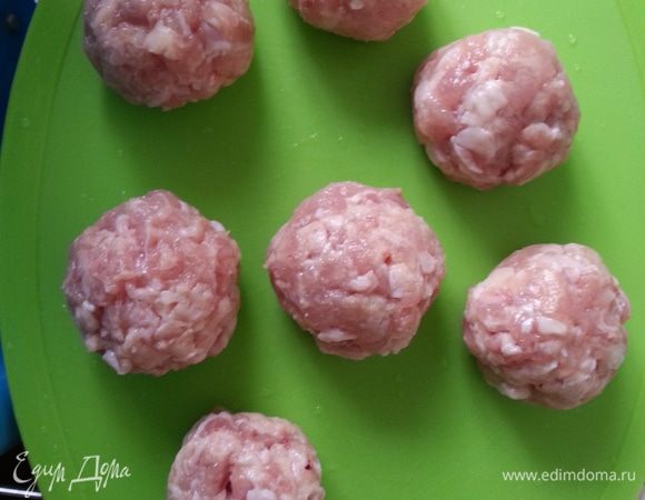 Замешиваем фарш и делаем из него фрикадельки, добавляем к картофелю