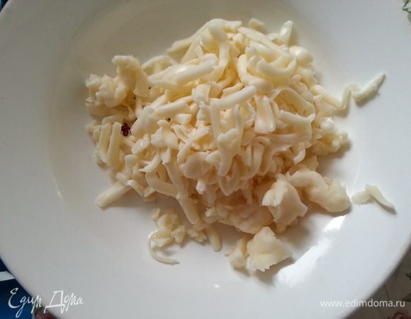 Натираем сырок на терке и добавляем в суп, даем закипеть но не кипятим, через 10 минут подаем на стол.