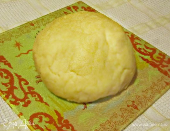 Хорошо вымесить тесто, завернуть его в полиэтиленовую плёнку и на 30 мин. положить в холодильник.