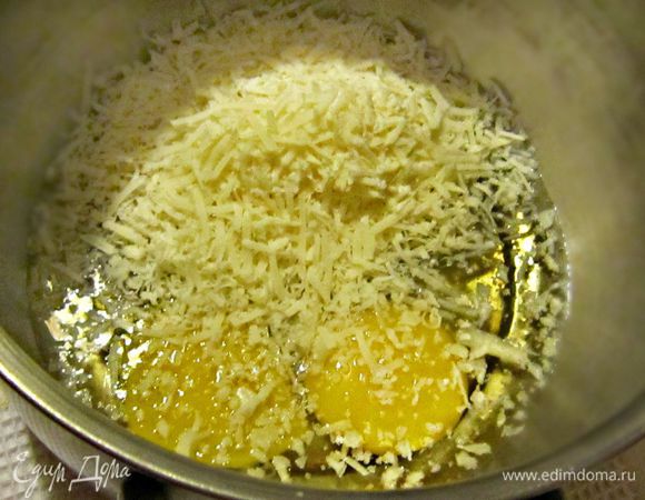 Тем временем готовим начинку. Для этого взбиваем яйца вместе с оставшимся сыром.