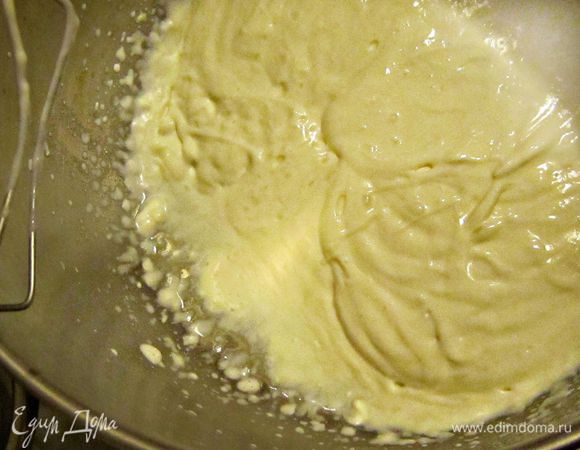 Отдельно взбиваем сливки и аккуратно подмешиваем к взбитым с сыром и маскарпоне яйцам. 