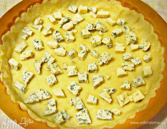 Голубой сыр Дор Блю нарезаем кубиками или просто крошим.Распределяем по тесту. Сверху выкладываем яично-сырную массу.