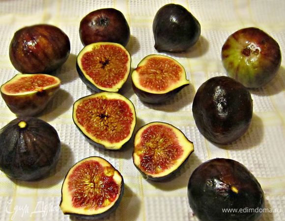 Инжир нарезаем на половинки и выкладываем на сырную массу. 