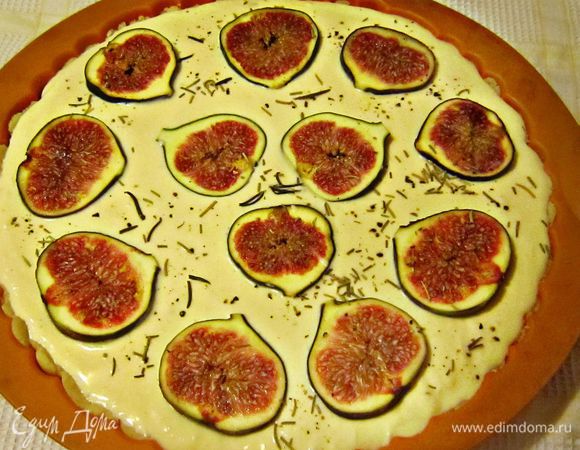 Сверху перчим, посыпаем розмарином и отправляем в нагретую до 180 г духовку на 50 мин. Если тесто уже подрумянилось, а начинка еще не "схватилась", необходимо убавить огонь и увеличить время выпекания до 1 часа.