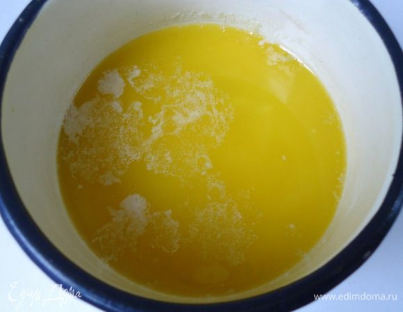 Параллельно растопить сливочное масло.

