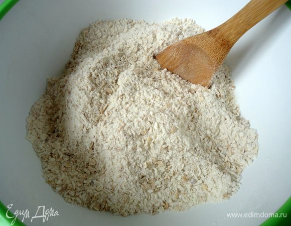 Муку с разрыхлителем просеять. Все сухие ингредиенты для теста смешать в чаше.