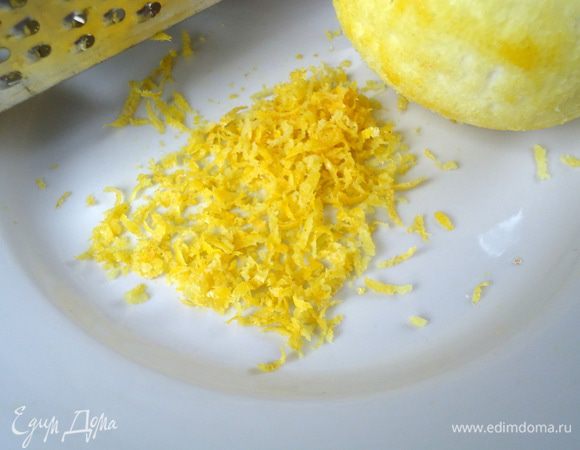 С лимона натереть цедру.

