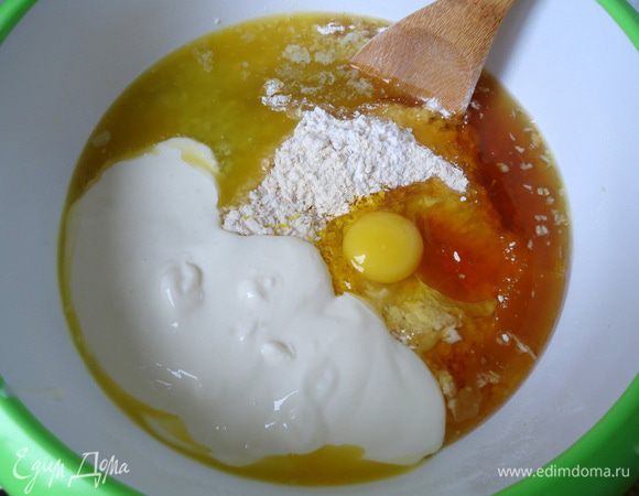 В чашу к сухим ингредиентам добавить все остальные ингредиенты.
