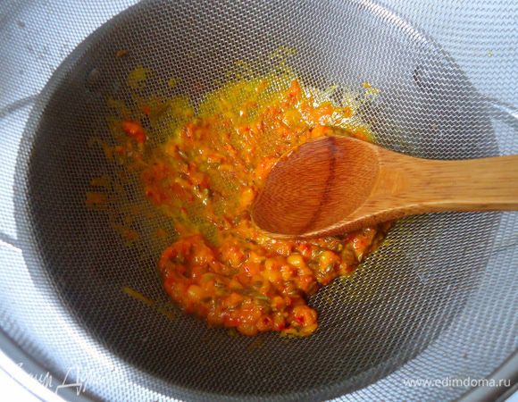 Пока печется печенье, доварить кисель. Отвар снять с плиты, процедить сквозь сито. Ягоды протереть. Жмых убрать. Отвар поставить обратно на плиту. 
