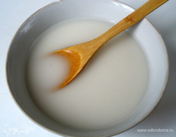 300 мл воды смешать с крахмалом. 
