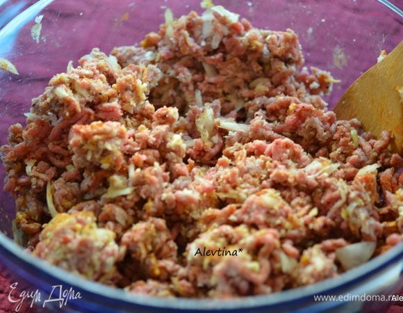 Смешать все ингредиенты для фрикаделек. Лук и чеснок порубить мелко. Кинзу можно заменить на сухую 2 ст.л.