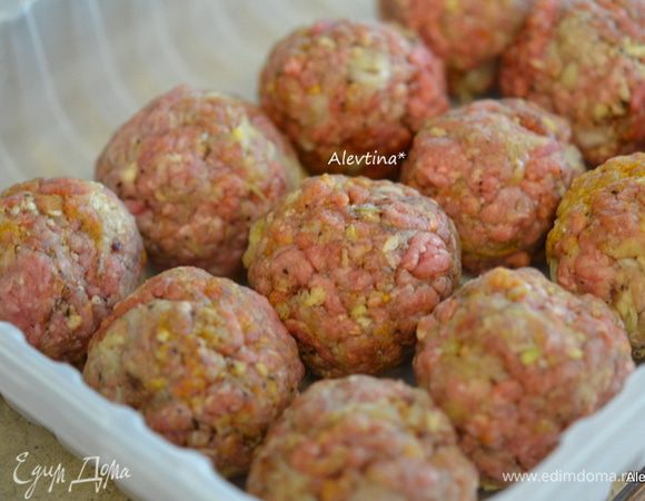 Влажными руками сформируем фрикадельки. Выложим на противень. Если делаем впрок, то храним в морозилке. 