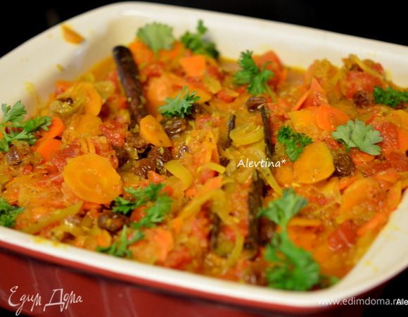 Разогреть духовку до 180 гр.
Добавим тонко порезанную морковь колечками к овощам. Перемешаем. Перельем все в жаропрочное блюдо. Осторожно выложим в бульон с овощами фрикадельки. Выложим поверх свежую или сушеную кинзу. Закроем крышкой или фольгой и поставим в духовку на 45 мин.