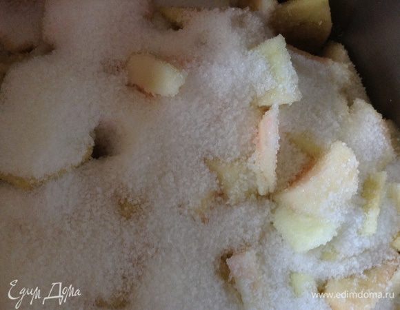 Очистить яблоки и нарезать произвольными кусками, засыпать 400 г сахара. Оставить до тех пор, пока они не дадут сок (6-7 часов).