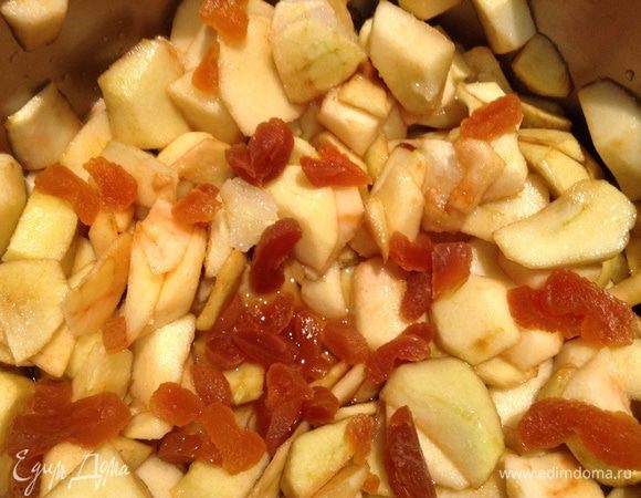 Добавить  еще 400 г сахара и мелко нарезанную курагу. Варить на маленьком огне 30 минут.