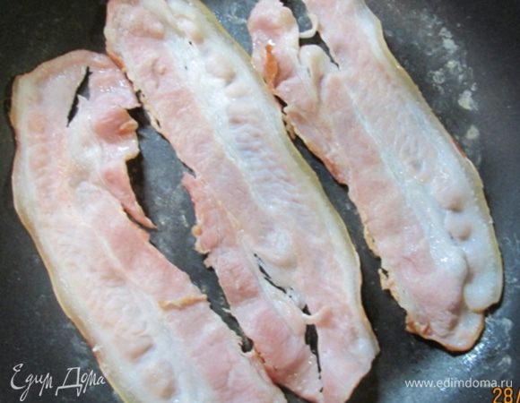 Духовку разогреть до 200 град.
Бекон обжарить на сухой сковороде.