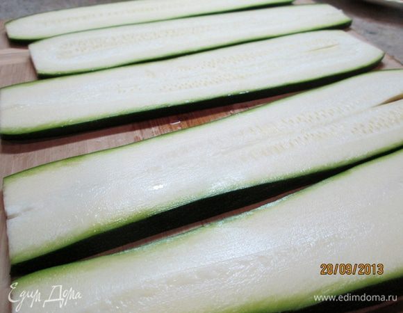 Кабачок нарезать вдоль тонкими пластинами.