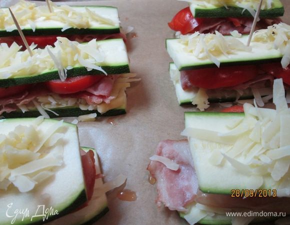 Сверху на каждый кусочек кабачка положить грудинку и помидоры. Накрыть оставшимися кусочками кабачка. Скрепить зубочисткой. Посолить, поперчить. Посыпать оставшимся сыром.
Поставить в духовку на 10 мин.