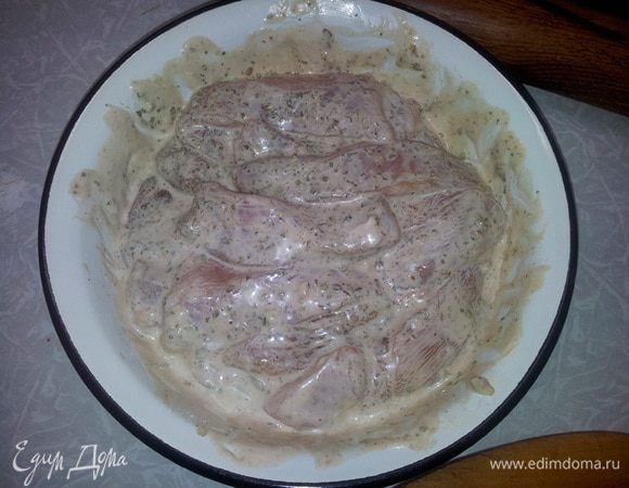 Укладываем в миску, добавляем майонез, горчицу, соевый (вустерширский) соус, орегано, давленый чеснок, аджику, соль и перец. Все перемешиваем.