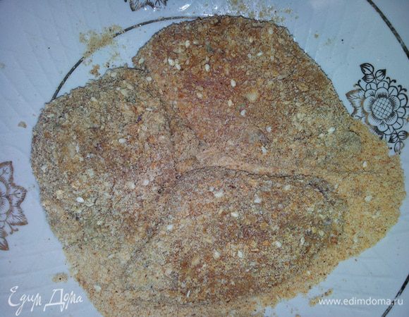 Панировочные сухари смешиваем с кунжутом. На сковородке разогреваем масло. Кусочки курицы обваливаем в сухарях с кунжутом, выкладываем на сковородку и обжариваем с каждой стороны около 3 минут, до золотистой корочки.