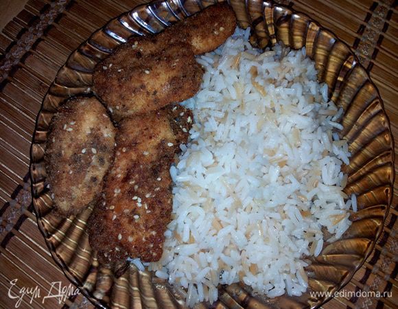 На гарнир готовим что угодно. Пока наши нагетсы жарятся, любой гарнир будет готов. Учитывая, что филе все-таки жареное, отдавайте предпочтение гарнирам из салатов. 