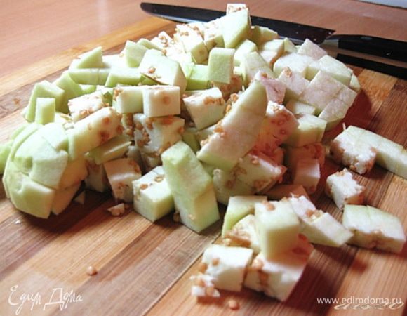 Баклажаны очистить от кожицы и нарезать кубиками.
Обжарить баклажаны на разогретой сковороде с растительным маслом (лучше брать большую сковороду, тогда баклажаны обжарятся быстрее). Обжаривать, периодически помешивая, около 10 минут до мягкости баклажанов.