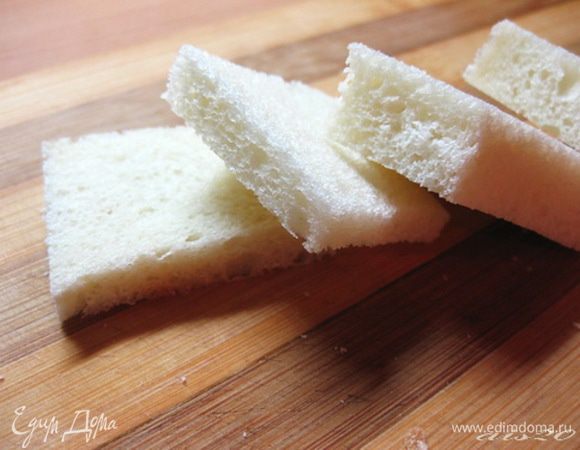 В это время можно сделать тосты. Для этого нарезать хлеб ломтиками, обрезать корочку и нарезать ломтики небольшими прямоугольниками. Сковороду, с помощью салфетки, слегка смазать маслом и подсушить на ней тосты.