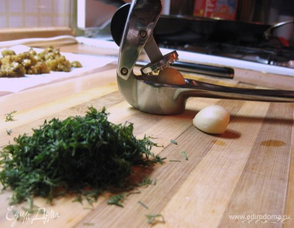 В чашу блендера выложить баклажаны, добавить пропущенный через пресс чеснок и мелко нарезанный укроп. Взбить блендером до однородной пышной массы.