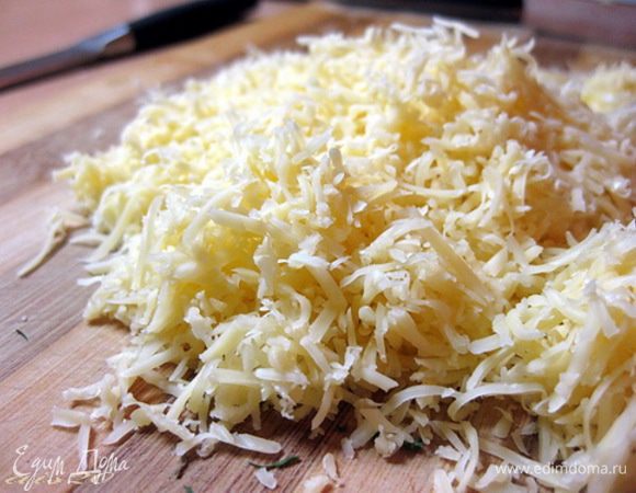 Сыр натереть на мелкой терке и смешать с баклажановой массой, добавить майонез или сметану, посолить и поперчить по вкусу и тщательно перемешать.