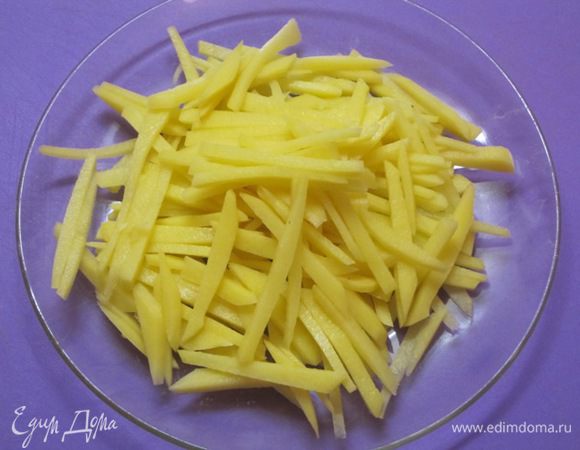Картофель очистить, нарезать тонкой соломкой.
