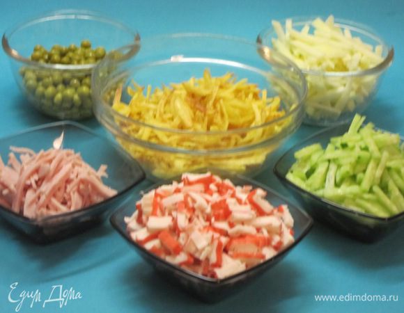 Огурец и яблоко  очистить, нарезать соломкой. Крабовые палочки и ветчину нарезать соломкой.