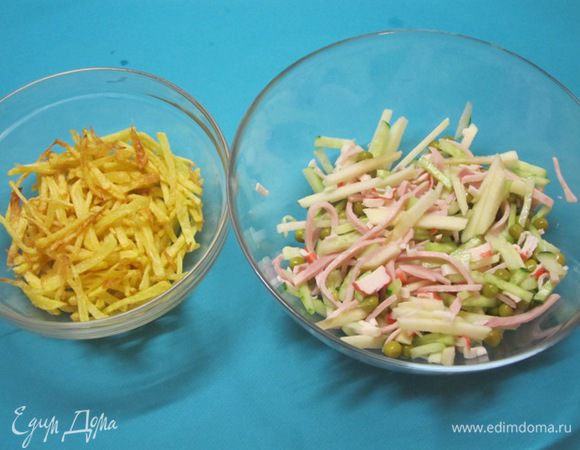 Смешать все продукты, кроме обжаренного картофеля, добавить консервированный горошек.