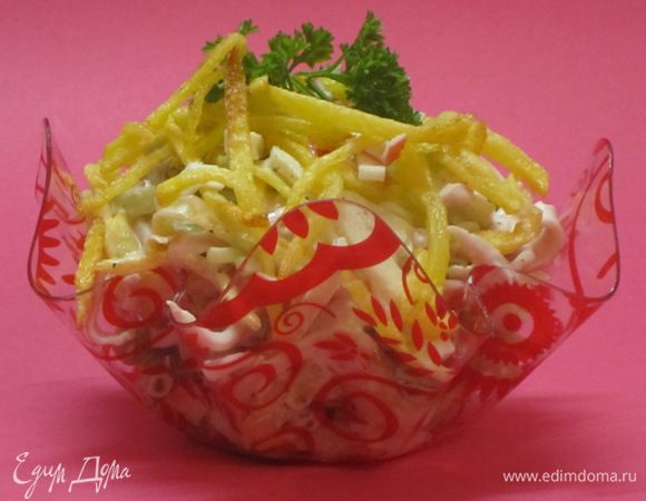 Посолить, поперчить, добавить обжаренный картофель, заправить майонезом. Разложить по салатникам.