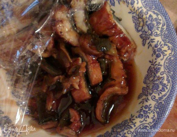 Сварить лапшу и нарезать все ингредиенты соломкой.